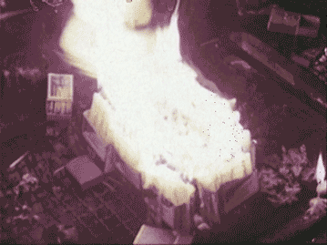 Gif animado com cenas do filme Almas (1980). No primeiro plano, o fogo de velas acesas queimando; no segundo, um homem de pele clara e cabelos curtos observa. 