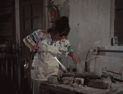 Trecho do filme O espaço da liberdade - Vilma Nöel (1987), dirigido por Ramon Alvarado. Mãos da artista enquanto solda uma de suas esculturas