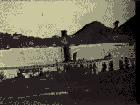 Gif animado. Trecho do filme "Um belo dia", com imagens de Vitória entre os anos 1935 e 1938, filmadas por Luiz Gonzáles Batán e reunidas por seu filho Ramon Alvarado. Na primeira cena uma criança anda de bicicleta na rua; em seguida, um barco passa pela baía de Vitória.